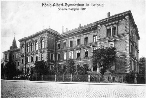 Ansicht des Schulgebäudes Parthenstr. 1 (Postkarte von 1912)