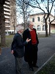 Prof. B. Sakmann und A. Bernhard im Gespräch vor Denkmal für Sir Bernard Katz
